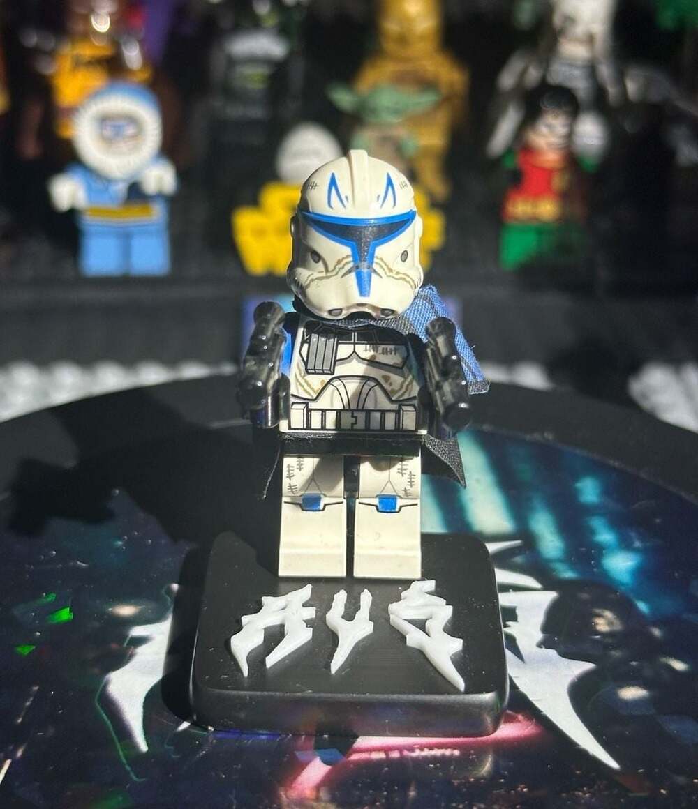 LEGO Star Wars Captain Rex Phase 2 Minifigure with Pauldron and Blasters